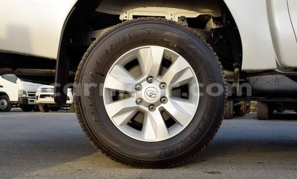 Sayi Imported Toyota Hilux White Mota in Import - Dubai a Agadez Sayi Imported Toyota Hilux White Mota in Import - Dubai a Agadez