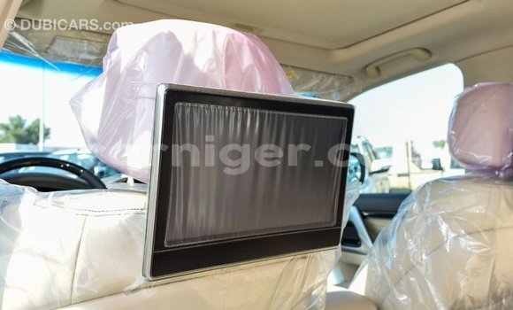 Buy Import Toyota Land Cruiser White Truck in Import - Dubai in Agadez Buy Import Toyota Land Cruiser White Truck in Import - Dubai in Agadez