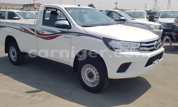 Sayi Imported Toyota Hilux White Mota in Import - Dubai a Agadez Sayi Imported Toyota Hilux White Mota in Import - Dubai a Agadez