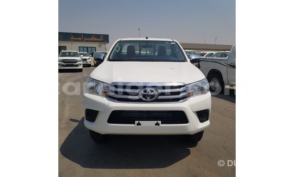 Sayi Imported Toyota Hilux White Mota in Import - Dubai a Agadez Sayi Imported Toyota Hilux White Mota in Import - Dubai a Agadez