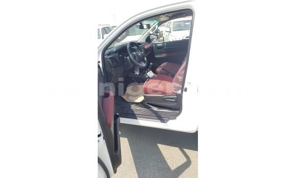Sayi Imported Toyota Hilux White Mota in Import - Dubai a Agadez Sayi Imported Toyota Hilux White Mota in Import - Dubai a Agadez