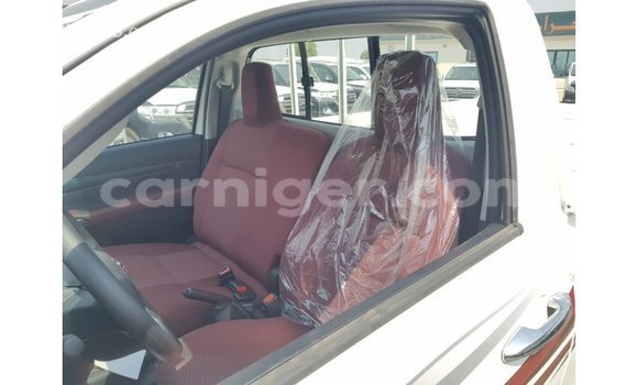 Sayi Imported Toyota Hilux White Mota in Import - Dubai a Agadez Sayi Imported Toyota Hilux White Mota in Import - Dubai a Agadez