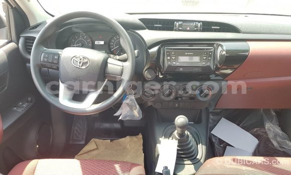 Sayi Imported Toyota Hilux White Mota in Import - Dubai a Agadez Sayi Imported Toyota Hilux White Mota in Import - Dubai a Agadez