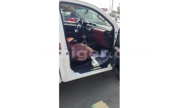 Sayi Imported Toyota Hilux White Mota in Import - Dubai a Agadez Sayi Imported Toyota Hilux White Mota in Import - Dubai a Agadez
