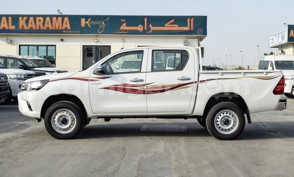 Sayi Imported Toyota Hilux White Mota in Import - Dubai a Agadez Sayi Imported Toyota Hilux White Mota in Import - Dubai a Agadez