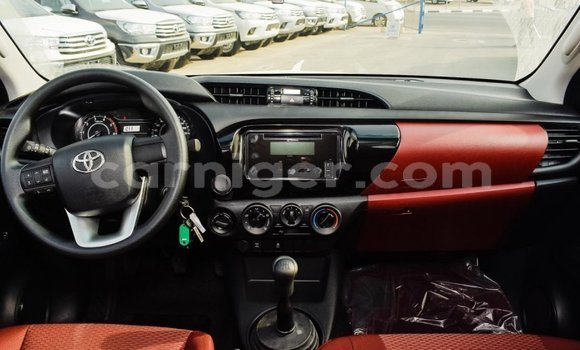 Sayi Imported Toyota Hilux White Mota in Import - Dubai a Agadez Sayi Imported Toyota Hilux White Mota in Import - Dubai a Agadez