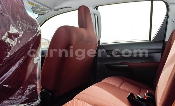 Sayi Imported Toyota Hilux White Mota in Import - Dubai a Agadez Sayi Imported Toyota Hilux White Mota in Import - Dubai a Agadez