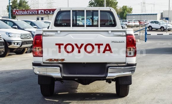 Sayi Imported Toyota Hilux White Mota in Import - Dubai a Agadez Sayi Imported Toyota Hilux White Mota in Import - Dubai a Agadez