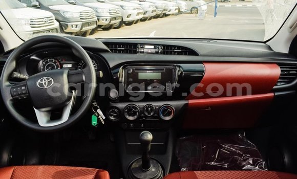 Sayi Imported Toyota Hilux White Mota in Import - Dubai a Agadez Sayi Imported Toyota Hilux White Mota in Import - Dubai a Agadez