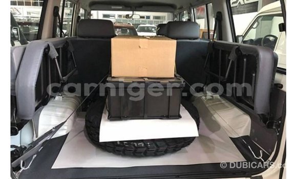 Buy Import Toyota Land Cruiser White Truck in Import - Dubai in Agadez Buy Import Toyota Land Cruiser White Truck in Import - Dubai in Agadez