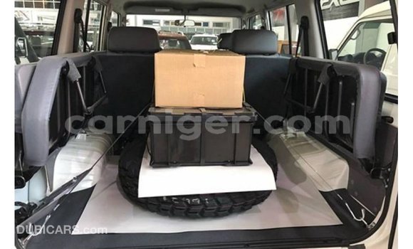Buy Import Toyota Land Cruiser White Truck in Import - Dubai in Agadez Buy Import Toyota Land Cruiser White Truck in Import - Dubai in Agadez