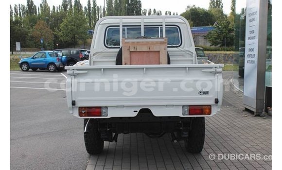 Buy Import Toyota Land Cruiser White Truck in Import - Dubai in Agadez Buy Import Toyota Land Cruiser White Truck in Import - Dubai in Agadez