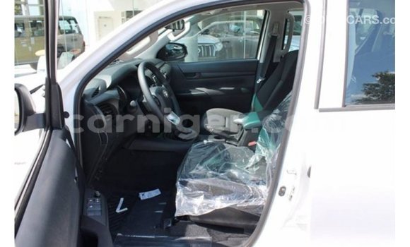 Buy Import Toyota Hilux White Car in Import - Dubai in Agadez Buy Import Toyota Hilux White Car in Import - Dubai in Agadez