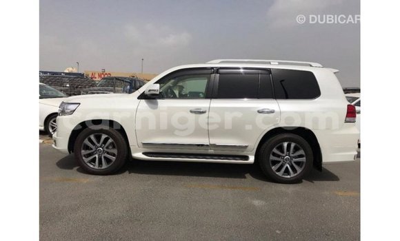 Sayi Imported Toyota Land Cruiser White Babbar mota in Import - Dubai a Agadez Sayi Imported Toyota Land Cruiser White Babbar mota in Import - Dubai a Agadez