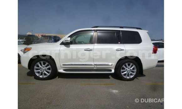Buy Import Toyota Land Cruiser White Truck in Import - Dubai in Agadez Buy Import Toyota Land Cruiser White Truck in Import - Dubai in Agadez