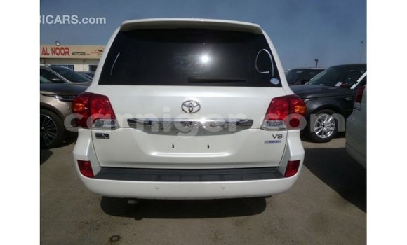 Buy Import Toyota Land Cruiser White Truck in Import - Dubai in Agadez Buy Import Toyota Land Cruiser White Truck in Import - Dubai in Agadez