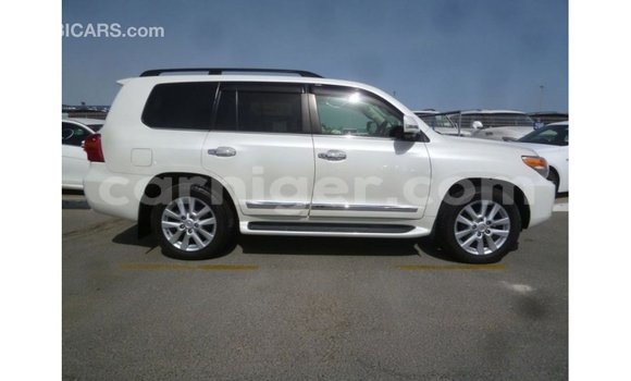 Buy Import Toyota Land Cruiser White Truck in Import - Dubai in Agadez Buy Import Toyota Land Cruiser White Truck in Import - Dubai in Agadez