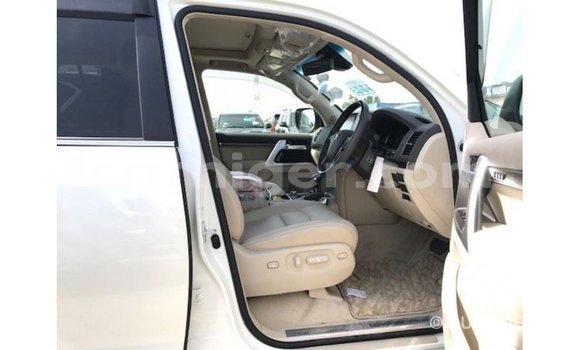Acheter Import Utilitaire Toyota Land Cruiser Blanc à Import - Dubai, Agadez Acheter Import Utilitaire Toyota Land Cruiser Blanc à Import - Dubai, Agadez