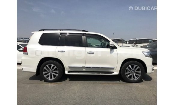 Acheter Import Utilitaire Toyota Land Cruiser Blanc à Import - Dubai, Agadez Acheter Import Utilitaire Toyota Land Cruiser Blanc à Import - Dubai, Agadez