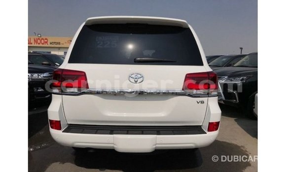 Buy Import Toyota Land Cruiser White Truck in Import - Dubai in Agadez Buy Import Toyota Land Cruiser White Truck in Import - Dubai in Agadez