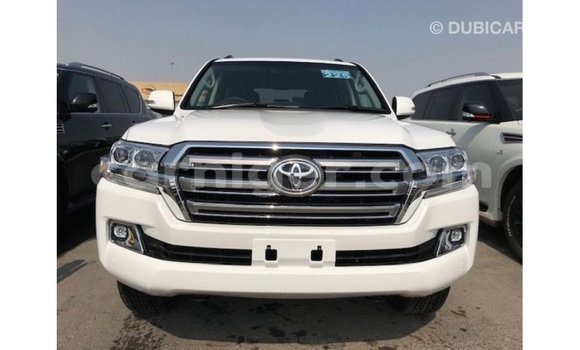 Buy Import Toyota Land Cruiser White Truck in Import - Dubai in Agadez Buy Import Toyota Land Cruiser White Truck in Import - Dubai in Agadez