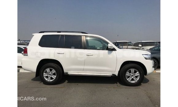 Buy Import Toyota Land Cruiser White Truck in Import - Dubai in Agadez Buy Import Toyota Land Cruiser White Truck in Import - Dubai in Agadez