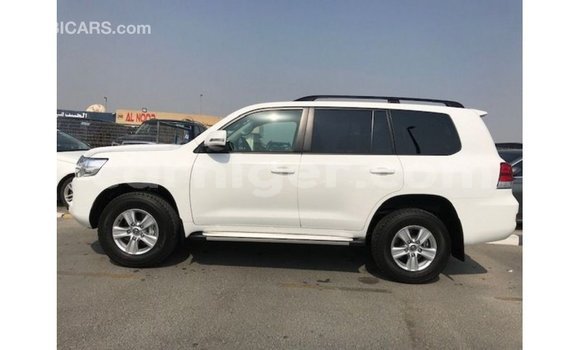 Buy Import Toyota Land Cruiser White Truck in Import - Dubai in Agadez Buy Import Toyota Land Cruiser White Truck in Import - Dubai in Agadez