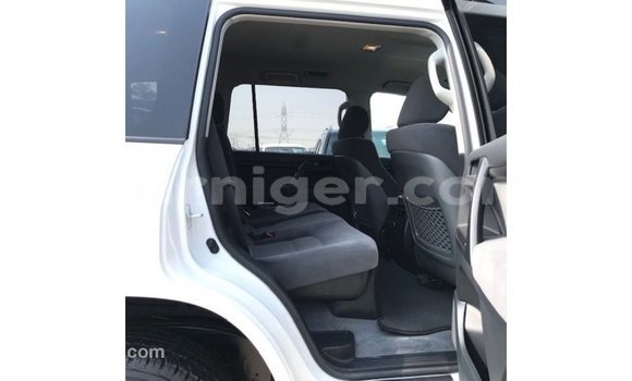 Buy Import Toyota Land Cruiser White Truck in Import - Dubai in Agadez Buy Import Toyota Land Cruiser White Truck in Import - Dubai in Agadez