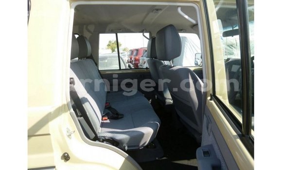 Acheter Import Utilitaire Toyota Land Cruiser Beige à Import - Dubai, Agadez Acheter Import Utilitaire Toyota Land Cruiser Beige à Import - Dubai, Agadez