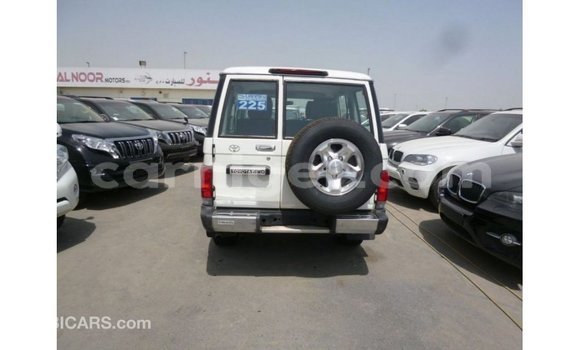 Sayi Imported Toyota Land Cruiser White Babbar mota in Import - Dubai a Agadez Sayi Imported Toyota Land Cruiser White Babbar mota in Import - Dubai a Agadez