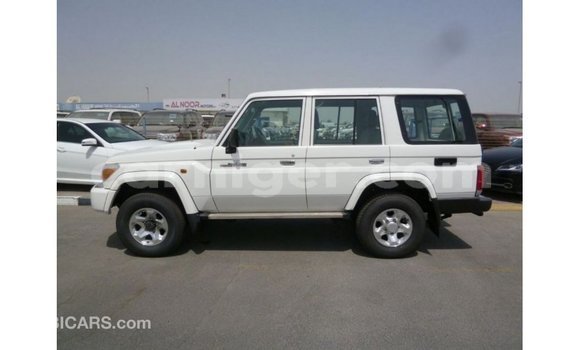 Sayi Imported Toyota Land Cruiser White Babbar mota in Import - Dubai a Agadez Sayi Imported Toyota Land Cruiser White Babbar mota in Import - Dubai a Agadez
