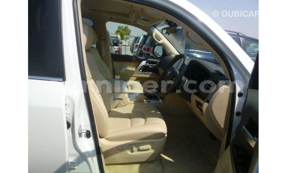 Acheter Import Utilitaire Toyota Land Cruiser Blanc à Import - Dubai, Agadez Acheter Import Utilitaire Toyota Land Cruiser Blanc à Import - Dubai, Agadez