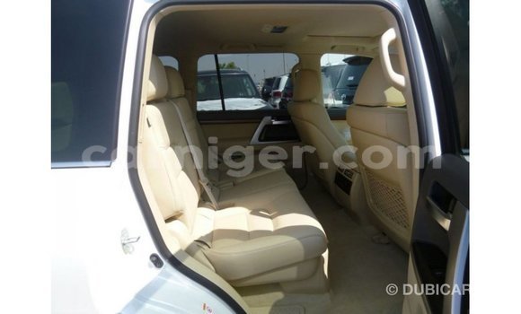 Acheter Import Utilitaire Toyota Land Cruiser Blanc à Import - Dubai, Agadez Acheter Import Utilitaire Toyota Land Cruiser Blanc à Import - Dubai, Agadez