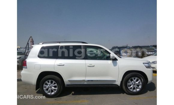 Acheter Import Utilitaire Toyota Land Cruiser Blanc à Import - Dubai, Agadez Acheter Import Utilitaire Toyota Land Cruiser Blanc à Import - Dubai, Agadez
