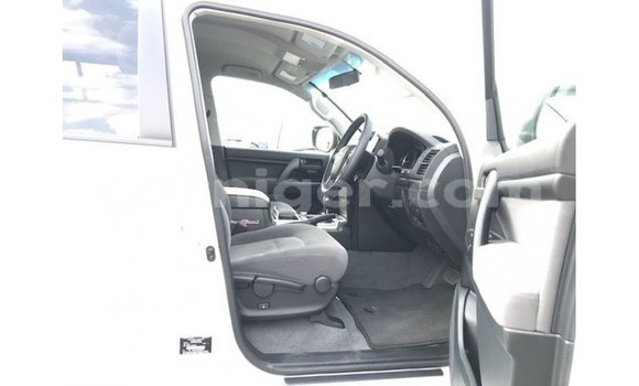 Acheter Import Utilitaire Toyota Land Cruiser Blanc à Import - Dubai, Agadez Acheter Import Utilitaire Toyota Land Cruiser Blanc à Import - Dubai, Agadez