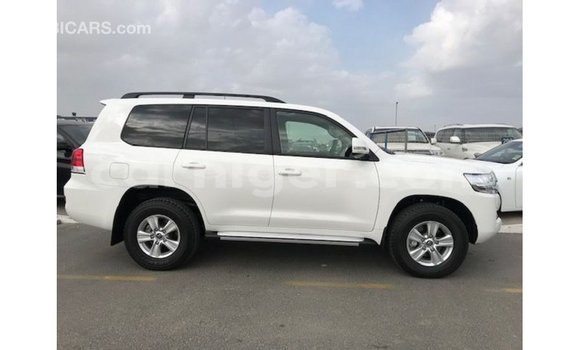 Acheter Import Utilitaire Toyota Land Cruiser Blanc à Import - Dubai, Agadez Acheter Import Utilitaire Toyota Land Cruiser Blanc à Import - Dubai, Agadez