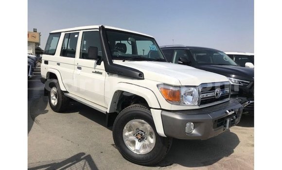 Sayi Imported Toyota Land Cruiser White Babbar mota in Import - Dubai a Agadez Sayi Imported Toyota Land Cruiser White Babbar mota in Import - Dubai a Agadez