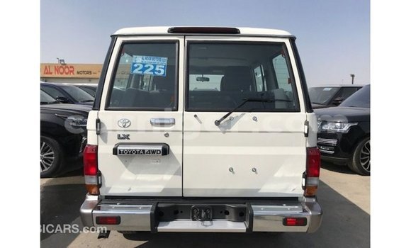 Sayi Imported Toyota Land Cruiser White Babbar mota in Import - Dubai a Agadez Sayi Imported Toyota Land Cruiser White Babbar mota in Import - Dubai a Agadez