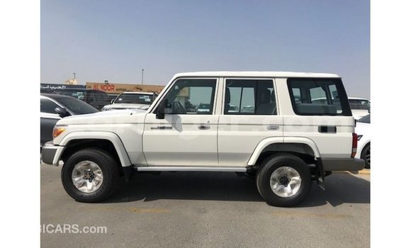 Sayi Imported Toyota Land Cruiser White Babbar mota in Import - Dubai a Agadez Sayi Imported Toyota Land Cruiser White Babbar mota in Import - Dubai a Agadez