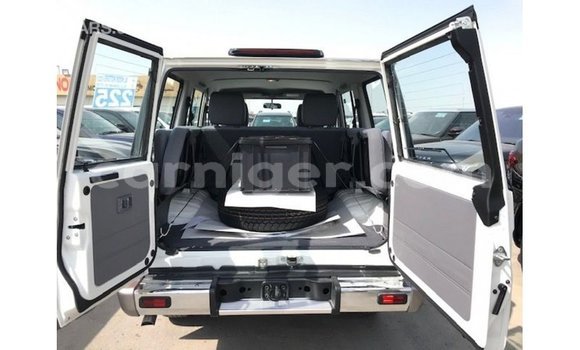 Sayi Imported Toyota Land Cruiser White Babbar mota in Import - Dubai a Agadez Sayi Imported Toyota Land Cruiser White Babbar mota in Import - Dubai a Agadez