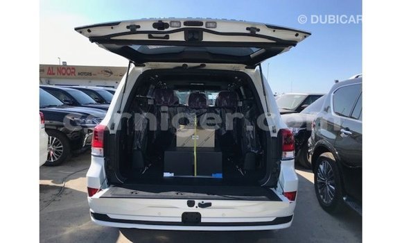Buy Import Toyota Land Cruiser White Truck in Import - Dubai in Agadez Buy Import Toyota Land Cruiser White Truck in Import - Dubai in Agadez