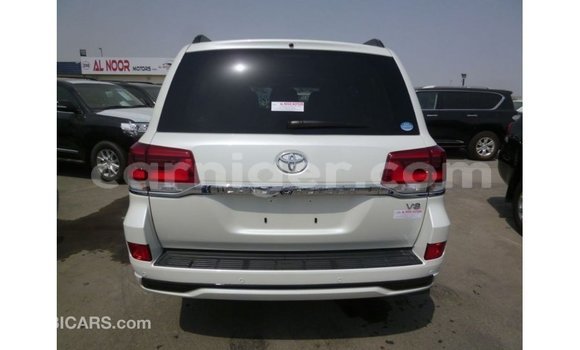 Sayi Imported Toyota Land Cruiser White Babbar mota in Import - Dubai a Agadez Sayi Imported Toyota Land Cruiser White Babbar mota in Import - Dubai a Agadez