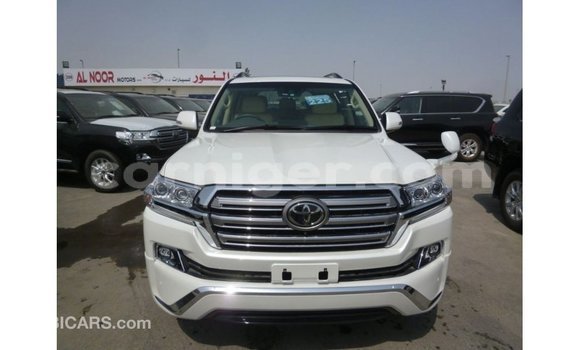 Sayi Imported Toyota Land Cruiser White Babbar mota in Import - Dubai a Agadez Sayi Imported Toyota Land Cruiser White Babbar mota in Import - Dubai a Agadez
