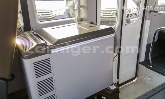 Sayi Imported Toyota Coaster White Mota in Import - Dubai a Agadez Sayi Imported Toyota Coaster White Mota in Import - Dubai a Agadez