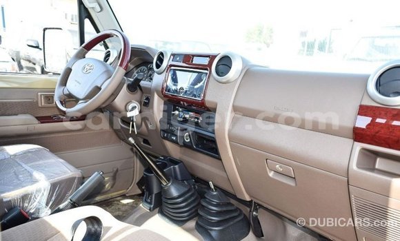 Sayi Imported Toyota Land Cruiser Beige Babbar mota in Import - Dubai a Agadez Sayi Imported Toyota Land Cruiser Beige Babbar mota in Import - Dubai a Agadez