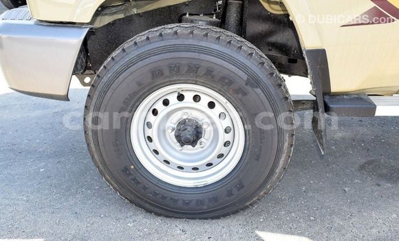 Sayi Imported Toyota Land Cruiser Beige Babbar mota in Import - Dubai a Agadez Sayi Imported Toyota Land Cruiser Beige Babbar mota in Import - Dubai a Agadez