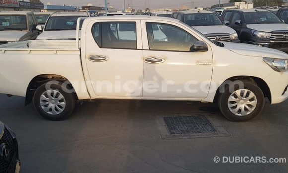 Sayi Imported Toyota Hilux White Mota in Import - Dubai a Agadez Sayi Imported Toyota Hilux White Mota in Import - Dubai a Agadez