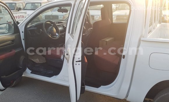 Sayi Imported Toyota Hilux White Mota in Import - Dubai a Agadez Sayi Imported Toyota Hilux White Mota in Import - Dubai a Agadez
