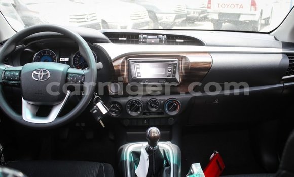 Sayi Imported Toyota Hilux White Mota in Import - Dubai a Agadez Sayi Imported Toyota Hilux White Mota in Import - Dubai a Agadez