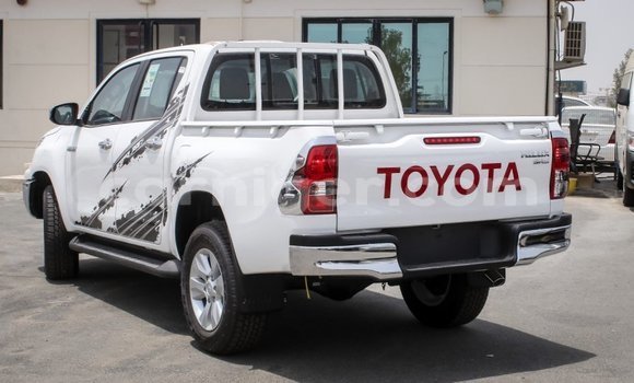 Sayi Imported Toyota Hilux White Mota in Import - Dubai a Agadez Sayi Imported Toyota Hilux White Mota in Import - Dubai a Agadez